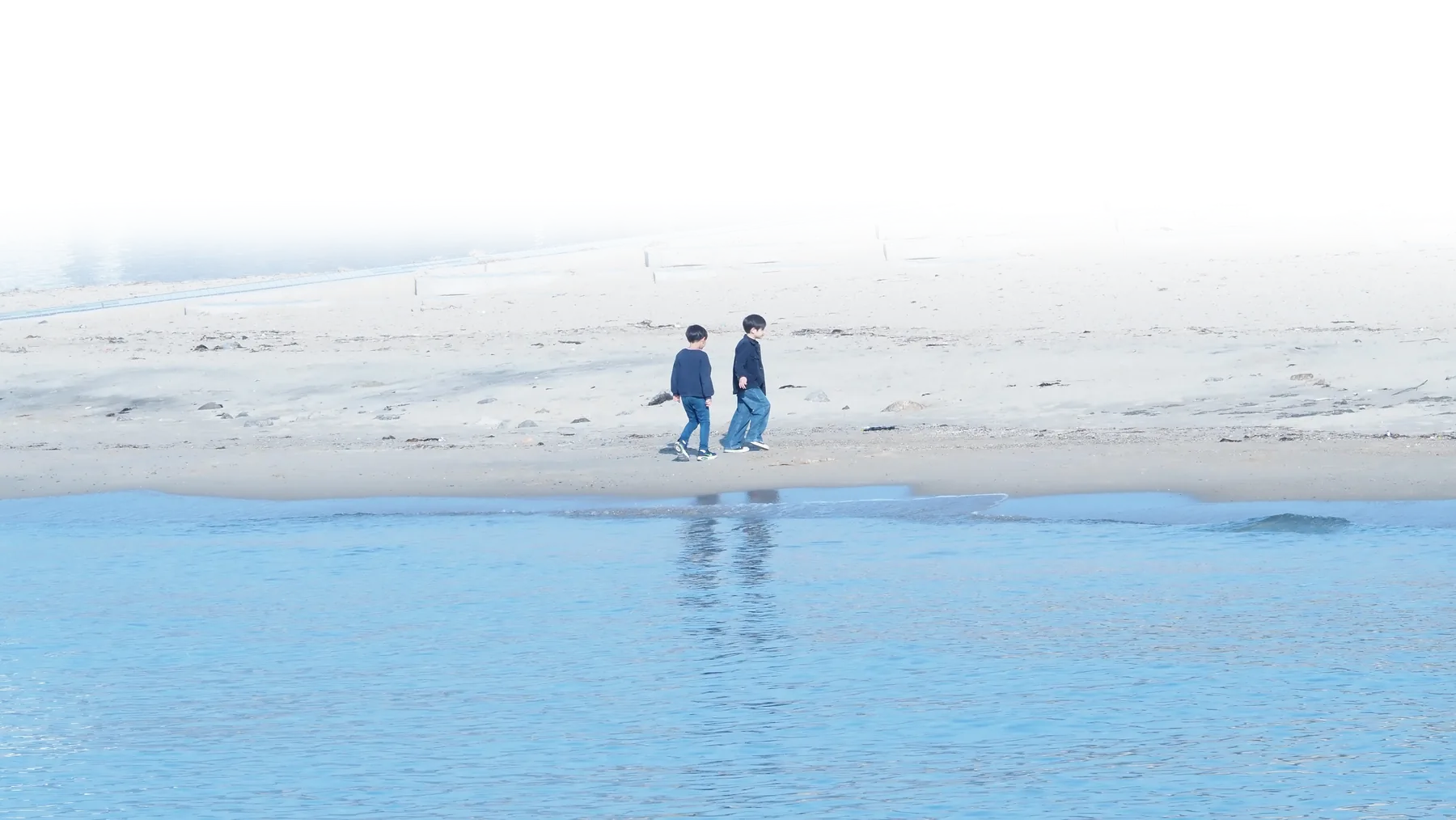 砂浜を歩く子どもたち